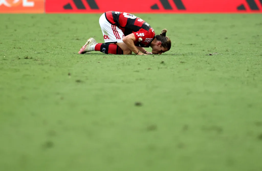 Filipe Luís’ Fairytale Start: Three Trophies in Six Months as Flamengo Coach 1 Filipe Luis Coach Filipe Luís’ Fairytale Start: Three Trophies in Six Months as Flamengo Coach