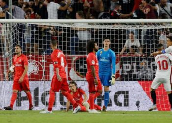 Soccer Football - La Liga Santander - Sevilla v Real Madrid - Ramon Sanchez Pizjuan, Seville, Spain - September 26, 2018  Real Madrid's Thibaut Courtois and team mates react after conceding a goal scored by Sevilla's Andre Silva       REUTERS/Marcelo Del Pozo