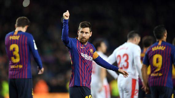 i 1 Lionel Messi becomes the first player to score 400 Goals in La Liga...