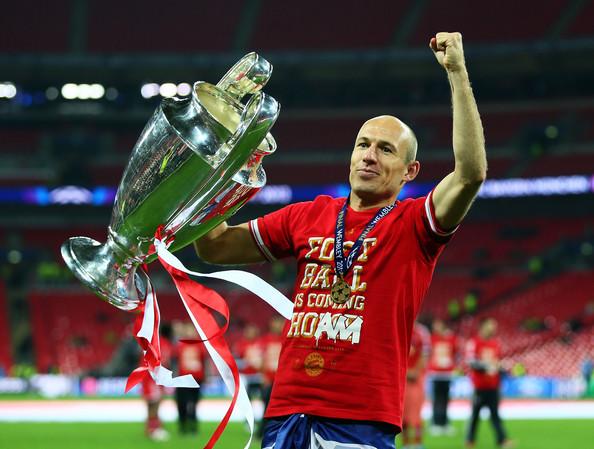 Arjen Robben with the Champions League trophy