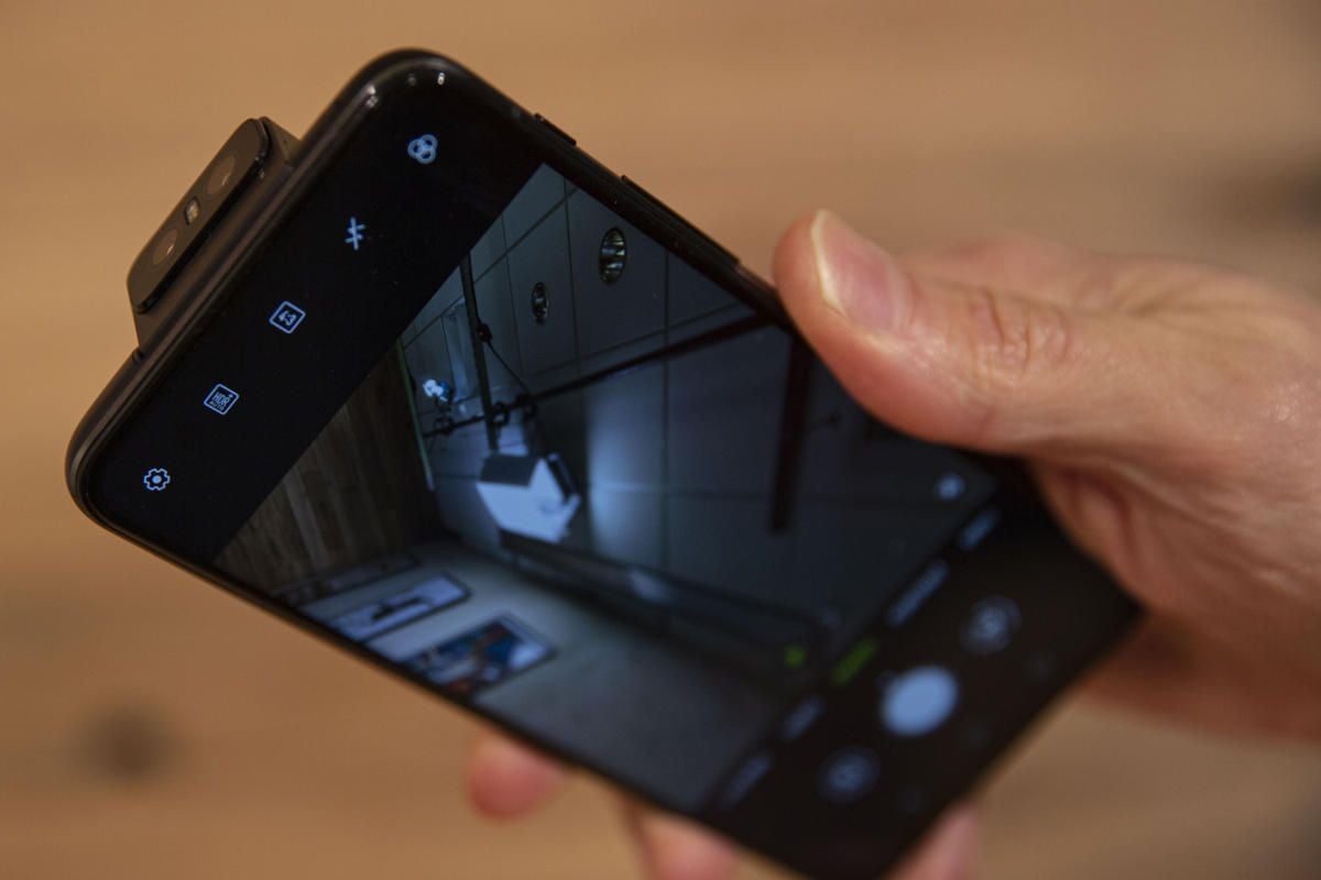 D7GbyriUYAADk d Asus Zenfone 6 : The Flagship Smartphone with world's first flip camera.