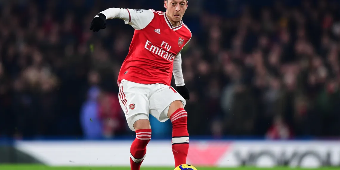 LONDON, ENGLAND - JANUARY 21: Mesut Ozil of Arsenal passes the ball during the Premier League match between Chelsea FC and Arsenal FC at Stamford Bridge on January 21, 2020 in London, United Kingdom. (Photo by Shaun Botterill/Getty Images)