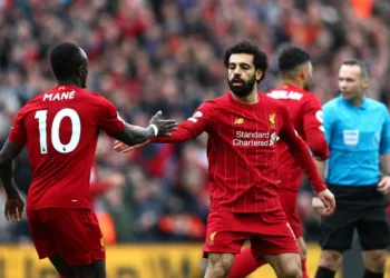 LONDON, ENGLAND - JANUARY 21:  Mesut Ozil of Arsenal passes the ball during the Premier League match between Chelsea FC and Arsenal FC at Stamford Bridge on January 21, 2020 in London, United Kingdom. (Photo by Shaun Botterill/Getty Images)