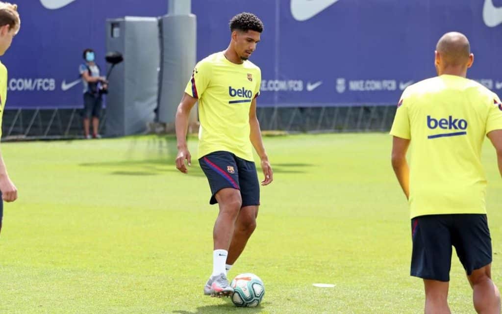 Ronald Araujo chose Barcelona on the Playstation & tells how Luis Suarez helped him