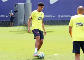 Ronald Araujo chose Barcelona on the Playstation & tells how Luis Suarez helped him