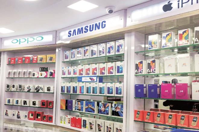 Xiaomi and Samsung accused by Indian offline smartphones retailers for favouring online giants