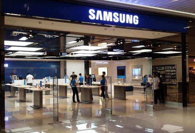 Xiaomi and Samsung accused by Indian offline smartphones retailers for favouring online giants