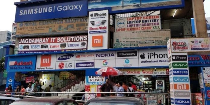 Xiaomi and Samsung accused by Indian offline smartphones retailers for favoring online giants