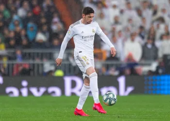 MADRID, SPAIN - MARCH 01: (BILD ZEITUNG OUT) Federico Valverde of Real Madrid controls the ball  during the Liga match between Real Madrid CF and FC Barcelona at Estadio Santiago Bernabeu on March 1, 2020 in Madrid, Spain. (Photo by Alejandro Rios/DeFodi Images via Getty Images)