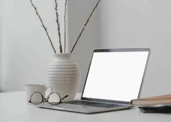 The Pros and Cons of Buying a MacBook Air for College