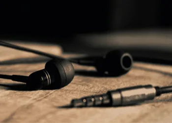 TechSamvad Media Group enters partners with AMX India to launch AMX FireFly earphones