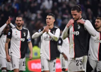 Juventus' Portuguese forward Cristiano Ronaldo (C) and teammates acknowledge the public at the end of the Italian Serie A football match Juventus vs Cagliari on January 6, 2020 at the Juventus Allianz stadium in Turin. (Photo by Marco Bertorello / AFP)