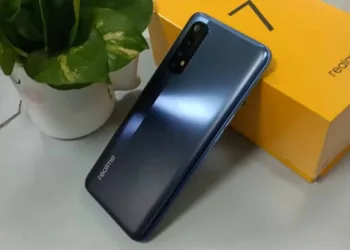 Live-hand image of Realme 7 is spotted with key specifications
