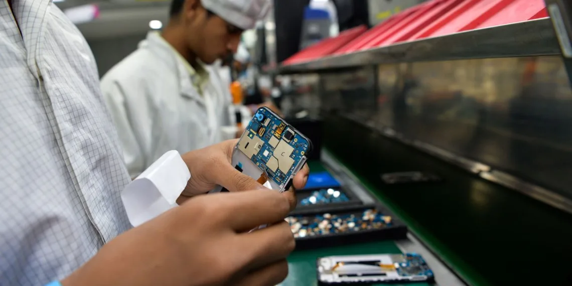 Indian Govt welcomes Apple & Samsung's effort to boost local manufacturing of smartphones