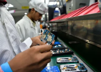 Indian Govt welcomes Apple & Samsung's effort to boost local manufacturing of smartphones