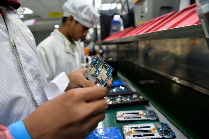 Indian Govt welcomes Apple & Samsung's effort to boost local manufacturing of smartphones