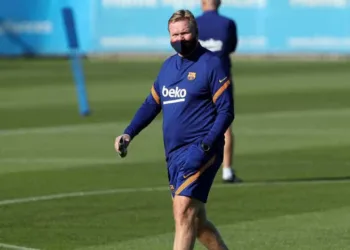 GRAF7975. BARCELONA, 31/08/2020.- El nuevo entrenador del FC Barcelona, el holandés Ronald Koeman, durante el primer entrenamiento que dirige como técnico del Barça, hoy lunes en la Ciudad Deportiva Joan Gamper, en San Juan Despí, Barcelona. EFE/Miguel Ruiz/FC Barcelona ***SOLO USO EDITORIAL/NO VENTAS***
