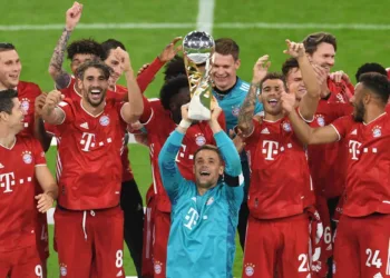 Soccer Football - DFL-Supercup - Bayern Munich v Borussia Dortmund - Allianz Arena, Munich, Germany - September 30, 2020  Bayern Munich's Manuel Neuer and teammates celebrate with the trophy after winning the Supercup   REUTERS/Andreas Gebert/Pool