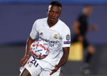 Real Madrid's Brazilian forward Vinicius Junior challenges Shakhtar Donetsk's Brazilian midfielder Dodo (L) during the UEFA Champions League group B football match between Real Madrid and Shakhtar Donetsk at the Alfredo di Stefano stadium in Valdebebas on the outskirts of Madrid on October 21, 2020. (Photo by GABRIEL BOUYS / AFP)