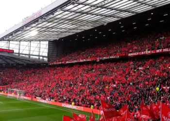 Man United Fans Singing - Stretford End Manchester