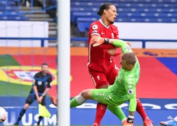 LIVERPOOL, ENGLAND - OCTOBER 17: Virgil van Dijk of Liverpool is tackled by Jordan Pickford of Everton which led to Virgil van Dijk being substituted for an injury during the Premier League match between Everton and Liverpool at Goodison Park on October 17, 2020 in Liverpool, England. Sporting stadiums around the UK remain under strict restrictions due to the Coronavirus Pandemic as Government social distancing laws prohibit fans inside venues resulting in games being played behind closed doors. (Photo by Laurence Griffiths/Getty Images)