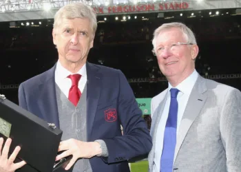 MANCHESTER, ENGLAND - APRIL 29:  Former manager Sir Alex Ferguson of Manchester United presents Manager Arsene Wenger of Arsenal with a gift to mark his retirement ahead of the Premier League match between Manchester United and Arsenal at Old Trafford on April 29, 2018 in Manchester, England.  (Photo by John Peters/Man Utd via Getty Images) *** Local Caption *** Arsene Wenger; Alex Ferguson