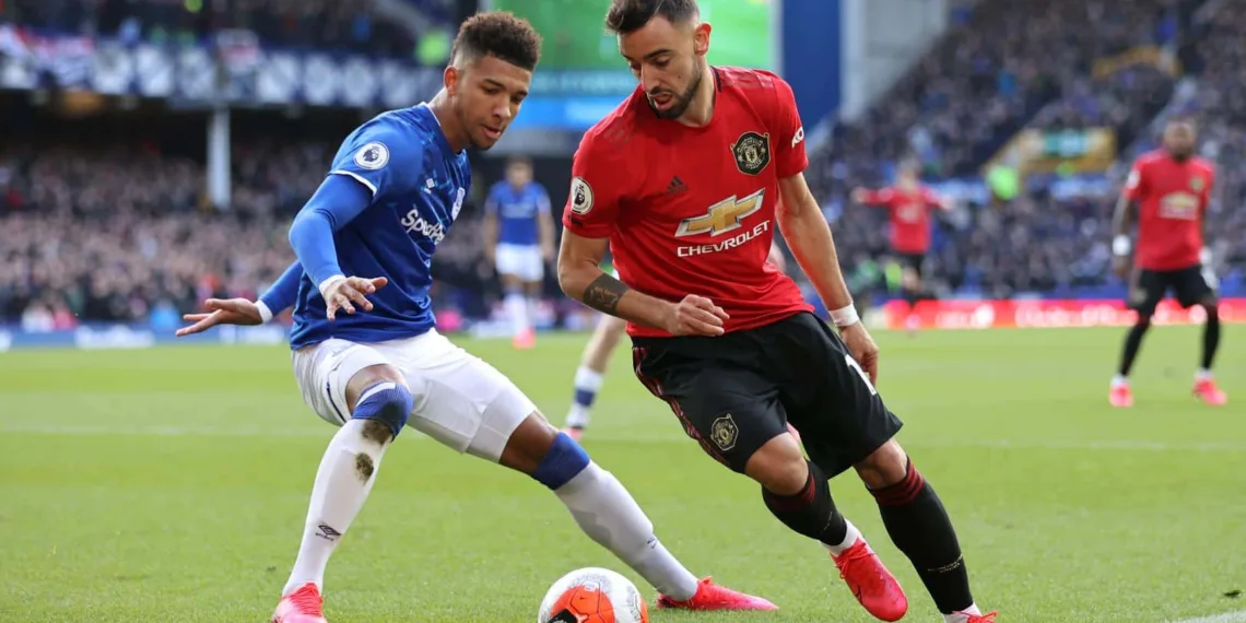 LIVERPOOL, ENGLAND - MARCH 01: Bruno Fernandes of Manchester United is challenged by Mason Holgate of Everton during the Premier League match between Everton FC and Manchester United at Goodison Park on March 01, 2020 in Liverpool, United Kingdom. (Photo by Clive Brunskill/Getty Images)