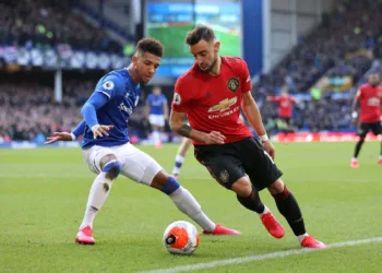 LIVERPOOL, ENGLAND - MARCH 01: Bruno Fernandes of Manchester United is challenged by Mason Holgate of Everton during the Premier League match between Everton FC and Manchester United at Goodison Park on March 01, 2020 in Liverpool, United Kingdom. (Photo by Clive Brunskill/Getty Images)