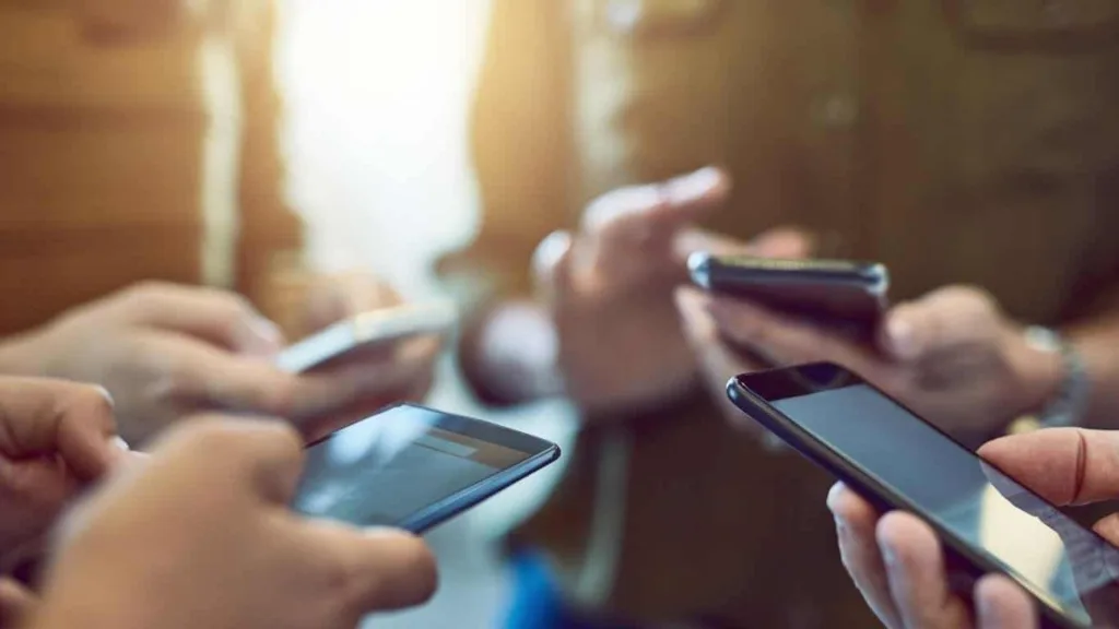 Majority of the distributed phones in Q3 have a 6.4-inch screen - Report_TechnoSports.co.in