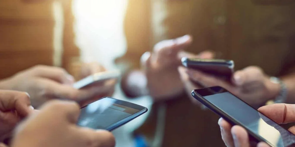 Majority of the distributed phones in Q3 have a 6.4-inch screen - Report_TechnoSports.co.in