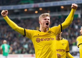 BREMEN, GERMANY - FEBRUARY 22: (BILD ZEITUNG OUT) Erling Haaland of Borussia Dortmund celebrates after scoring his team's second goal during the Bundesliga match between SV Werder Bremen and Borussia Dortmund at Wohninvest Weserstadion on February 22, 2020 in Bremen, Germany. (Photo by Max Maiwald/DeFodi Images via Getty Images)