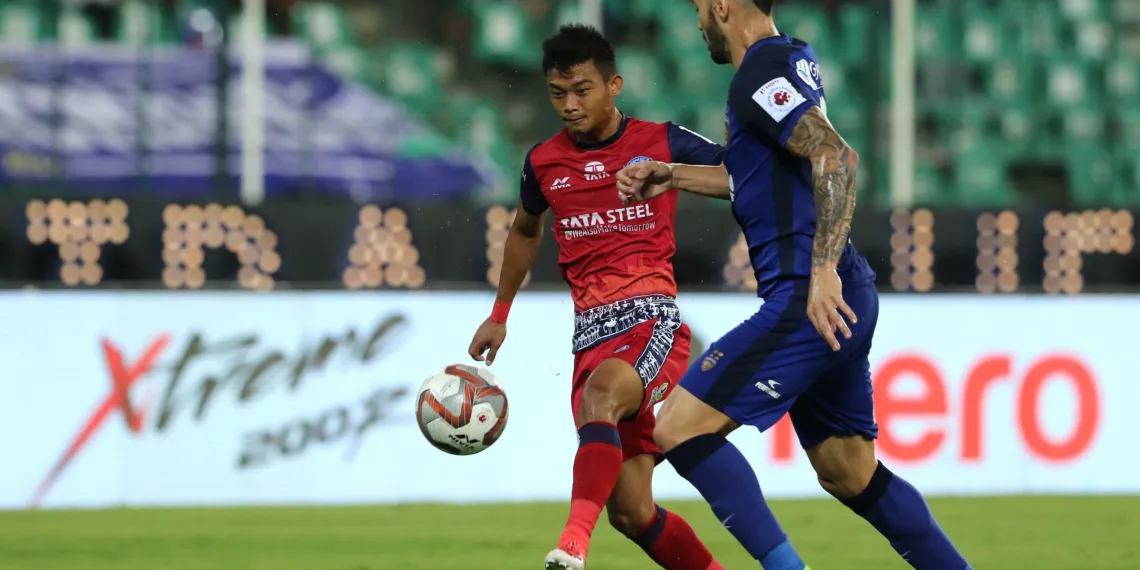 Jerry Mawhmingthanga of Jamshedpur FC and Eli Sabia of Chennaiyin FC in action during match 84 of the Hero Indian Super League 2018 ( ISL ) between Chennaiyin FC  and Jamshedpur FC  held at the Jawaharlal Nehru Stadium, Chennai, India on the 23rd February 2019Photo by: Vipin Pawar /SPORTZPICS for ISL