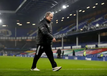 LIVERPOOL, ENGLAND - NOVEMBER 28: Marcelo Bielsa, Manager of Leeds United walks off following the Premier League match between Everton and Leeds United at Goodison Park on November 28, 2020 in Liverpool, England. Sporting stadiums around the UK remain under strict restrictions due to the Coronavirus Pandemic as Government social distancing laws prohibit fans inside venues resulting in games being played behind closed doors. (Photo by Clive Brunskill/Getty Images)