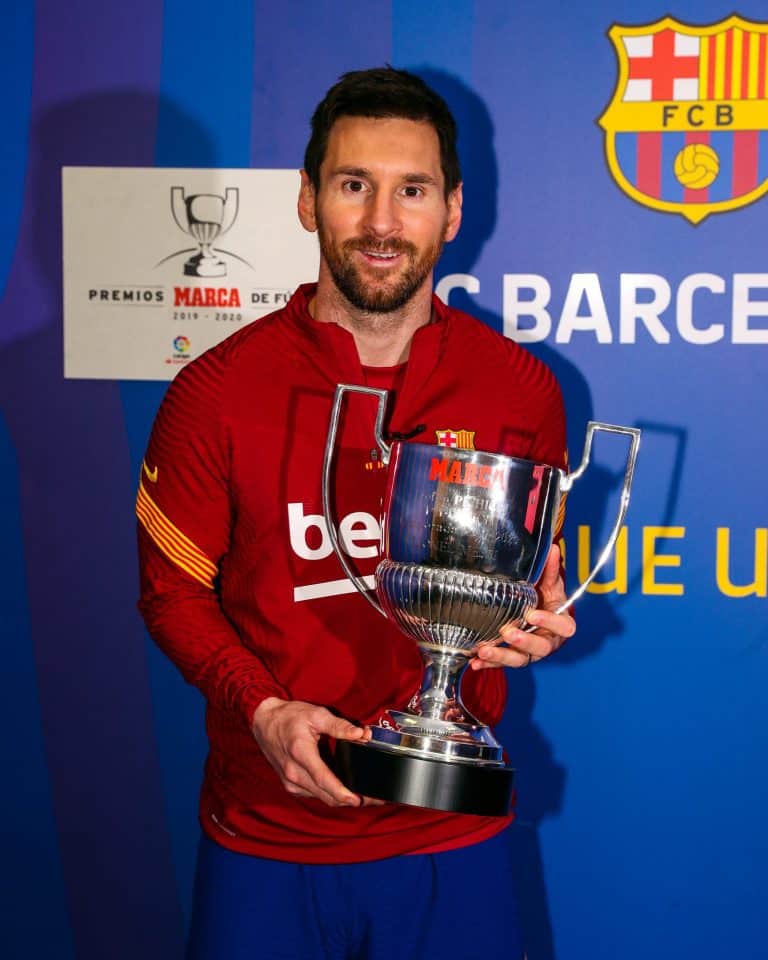 Lionel Messi receives his 7th Pichichi award
