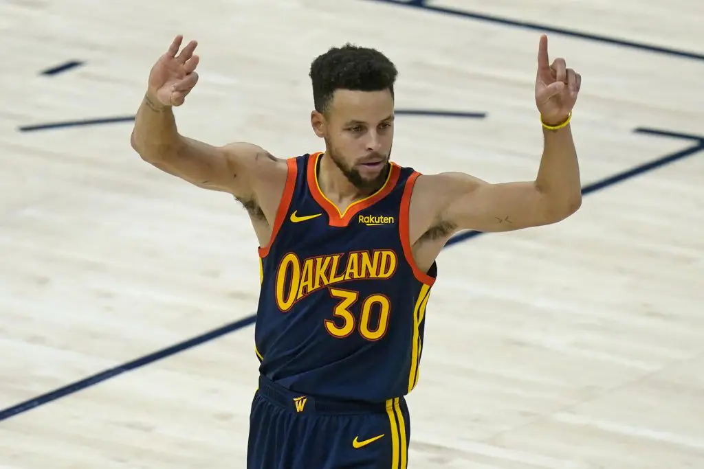 Stephen Curry held up Reggie Miller's jerry number 31 to honour him as he passes him in the all-time 3-point llist.