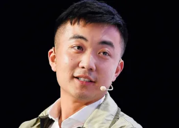 SAN FRANCISCO, CALIFORNIA - OCTOBER 04: (L-R) OnePlus Co-founder Carl Pei and TechCrunch Hardware Editor Brian Heater speak onstage during TechCrunch Disrupt San Francisco 2019 at Moscone Convention Center on October 04, 2019 in San Francisco, California. (Photo by Steve Jennings/Getty Images for TechCrunch)