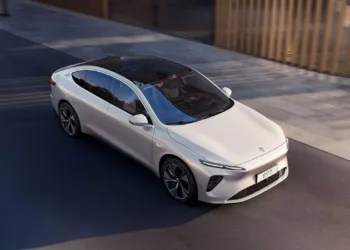 Nio unveils its sedan ET7 with a solid-state battery option