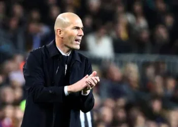 新华社照片，路透，2019年12月19日    （体育）（10）足球——西甲“国家德比”：巴萨平皇马    12月18日，皇家马德里队主教练齐达内在场边观赛。    当日，在2019-2020赛季西班牙足球甲级联赛第10轮比赛中，巴塞罗那队主场以0比0与皇家马德里队战平。    新华社/路透