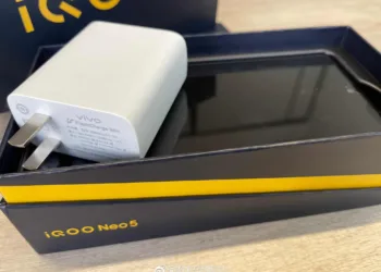 iQOO Neo5's 66W Flash Charger along with the retail box leaked