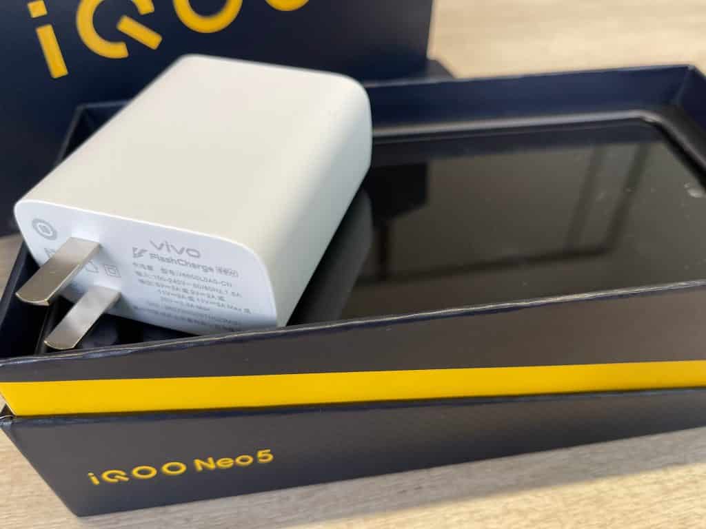 EuqXi4jVoAkJ4M1 iQOO Neo5's 66W Flash Charger along with the retail box leaked