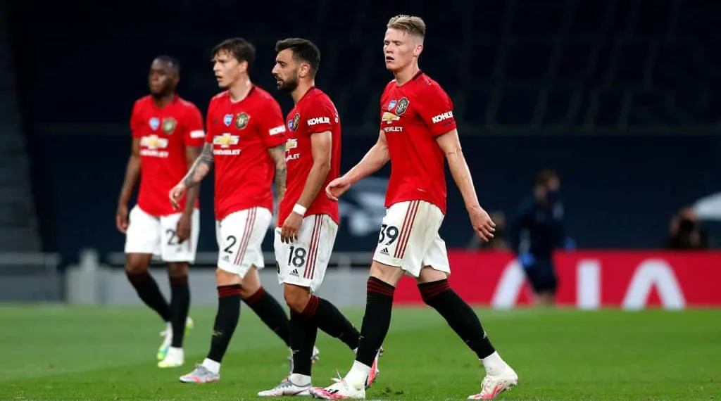 LONDON, ENGLAND - JUNE 19: Manchester United players walk off dejected at half time during the Premier League match between Tottenham Hotspur and Manchester United at Tottenham Hotspur Stadium on June 19, 2020 in London, England. (Photo by Matt Childs/ Pool via Getty Images)