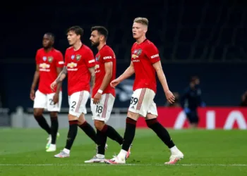 LONDON, ENGLAND - JUNE 19: Manchester United players walk off dejected at half time during the Premier League match between Tottenham Hotspur and Manchester United at Tottenham Hotspur Stadium on June 19, 2020 in London, England. (Photo by Matt Childs/ Pool via Getty Images)