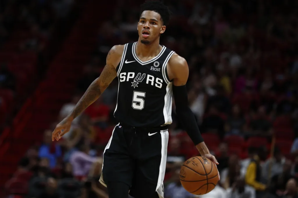 Dejounte Murray has been helping San Antonio Spurs to an impressive 16-12 record.