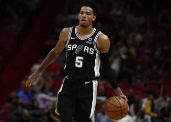 Dejounte Murray has been helping San Antonio Spurs to an impressive 16-12 record.