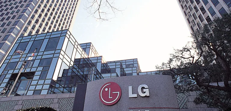 LG takes another step in the Smart TV market, granted a patent for extendable OLED Design