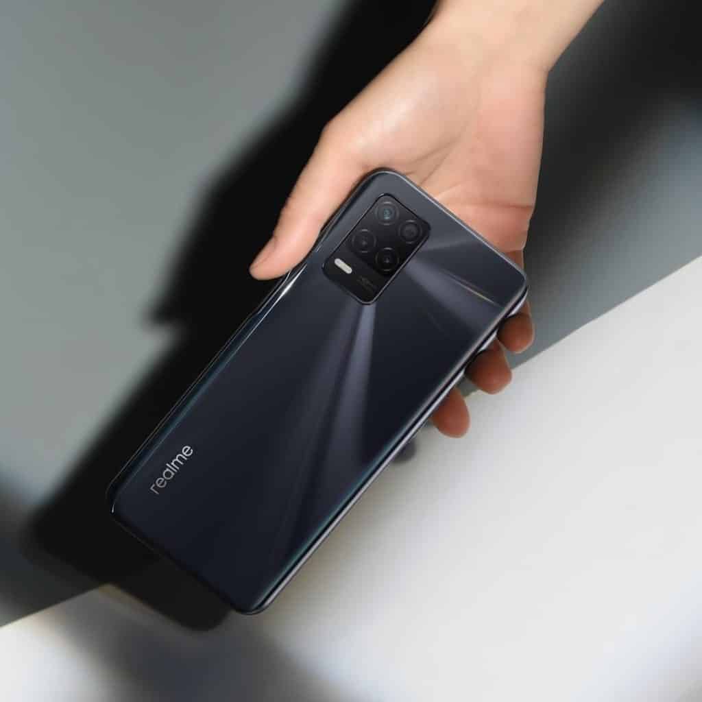 EyxbC8VXAAYvWZq Realme 8 5G officially teased in Blue and Black colour