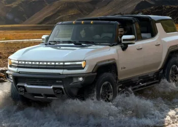 GM's New Electric Hummer can Drive Diagonally, with 300 Miles of Range