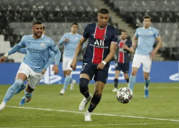 Soccer Football - Champions League - Semi Final First Leg - Paris St Germain v Manchester City - Parc des Princes, Paris, France - April 28, 2021 Paris St Germain's Kylian Mbappe in action as Manchester City's Kyle Walker looks on REUTERS/Benoit Tessier