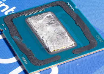 Intel Rocket Lake Desktop CPU’s Super High-Resolution Die Shots are Shared on the Internet, Tested While Being Delidded