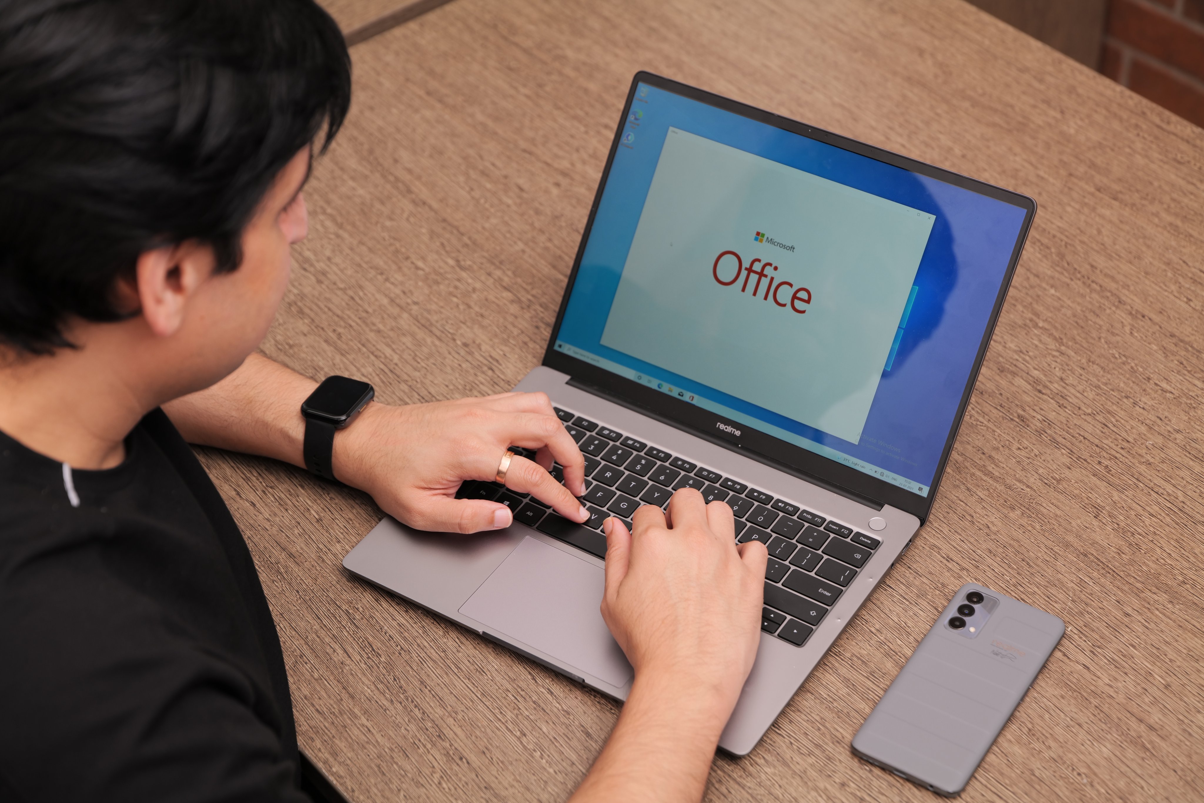 Realme CEO Madhav gave the first looks of the Realme Book and the Realme GT series Realme CEO Madhav gave the first looks of the Realme Book and the Realme GT series